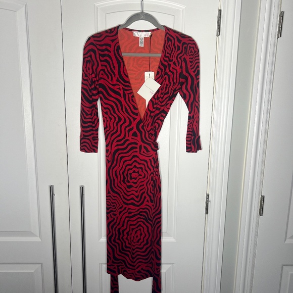 Diane von Furstenberg Vintage Julian Silk Wrap Dress -Dahlia Garden Red- Size 2 - Picture 4 of 5